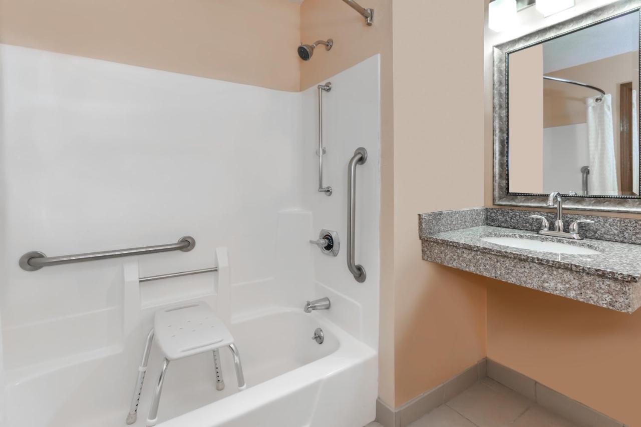 King Room - Mobility Access/Non-Smoking at Super 8 by Wyndham Bowling Green South