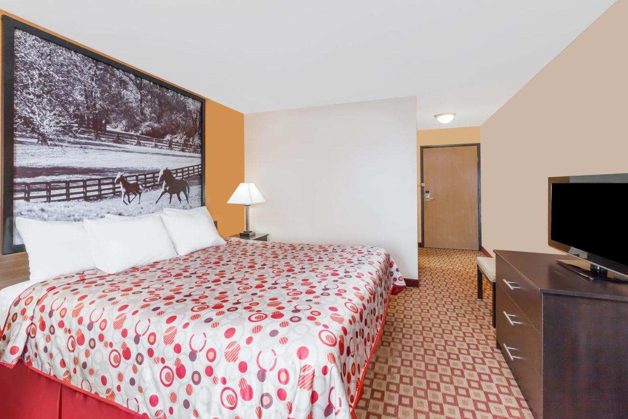 King Room - Mobility Access/Non-Smoking at Super 8 by Wyndham Bowling Green South