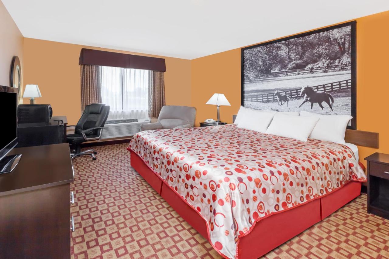 King Room - Mobility Access/Non-Smoking at Super 8 by Wyndham Bowling Green South