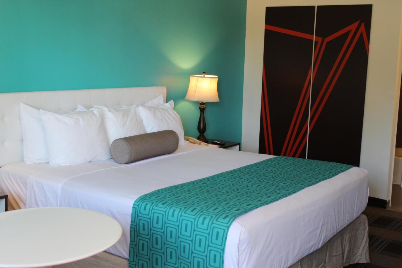 King Room at Howard Johnson by Wyndham San Diego Hotel Circle