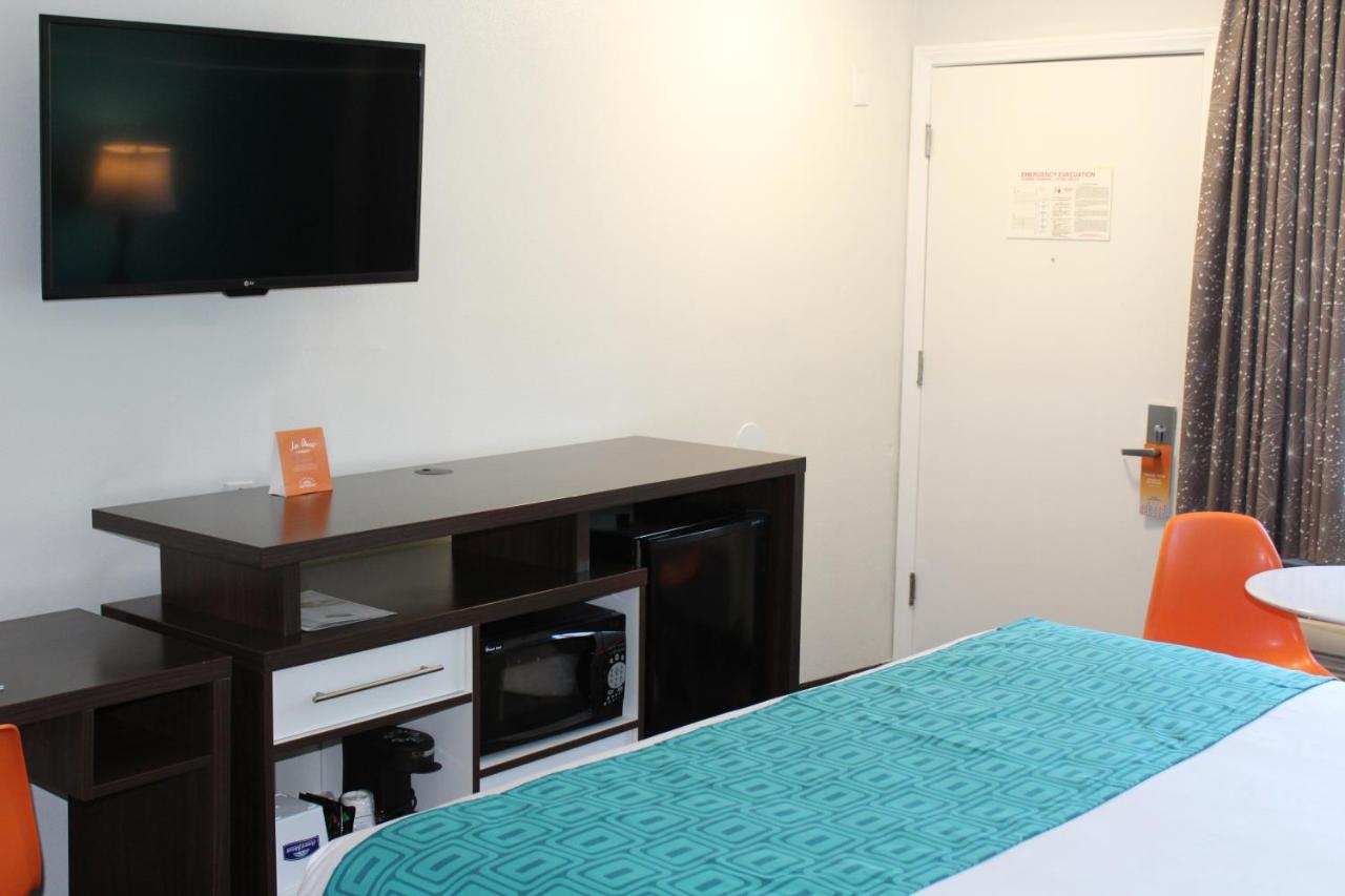 King Room at Howard Johnson by Wyndham San Diego Hotel Circle