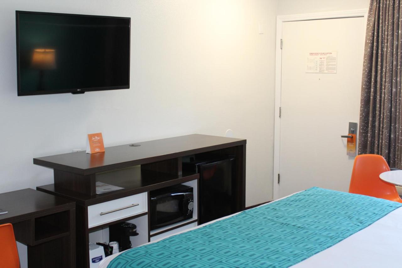 King Room at Howard Johnson by Wyndham San Diego Hotel Circle