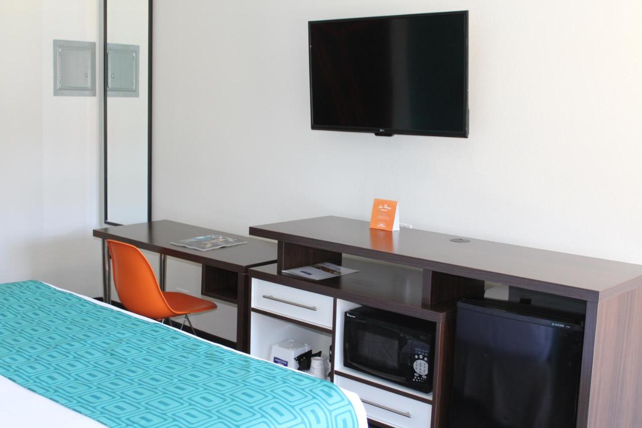 King Room at Howard Johnson by Wyndham San Diego Hotel Circle