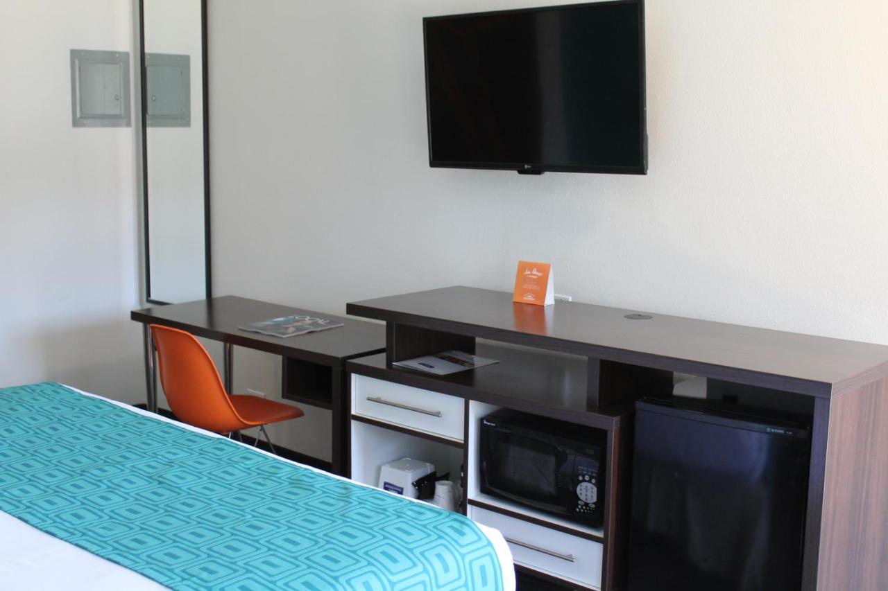 King Room at Howard Johnson by Wyndham San Diego Hotel Circle
