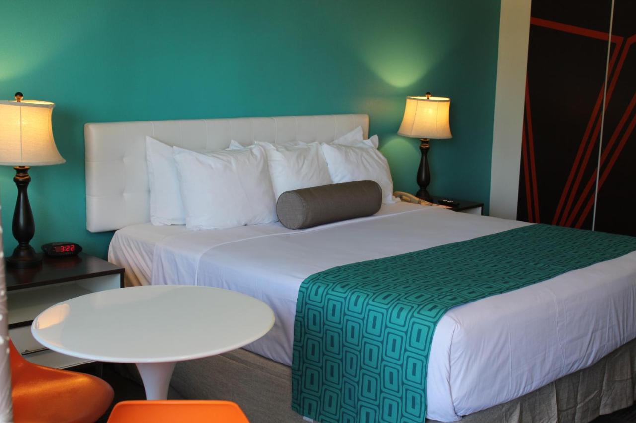 King Room at Howard Johnson by Wyndham San Diego Hotel Circle