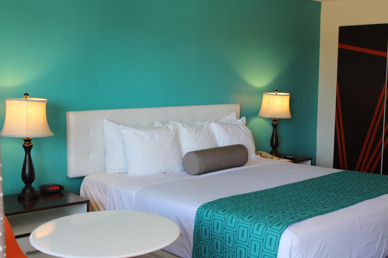 King Room at Howard Johnson by Wyndham San Diego Hotel Circle
