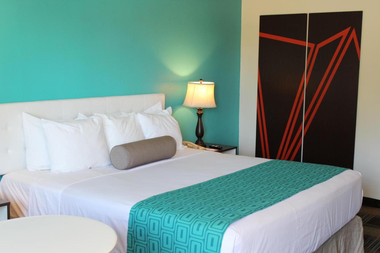 King Room at Howard Johnson by Wyndham San Diego Hotel Circle