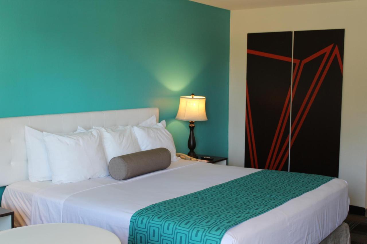King Room at Howard Johnson by Wyndham San Diego Hotel Circle