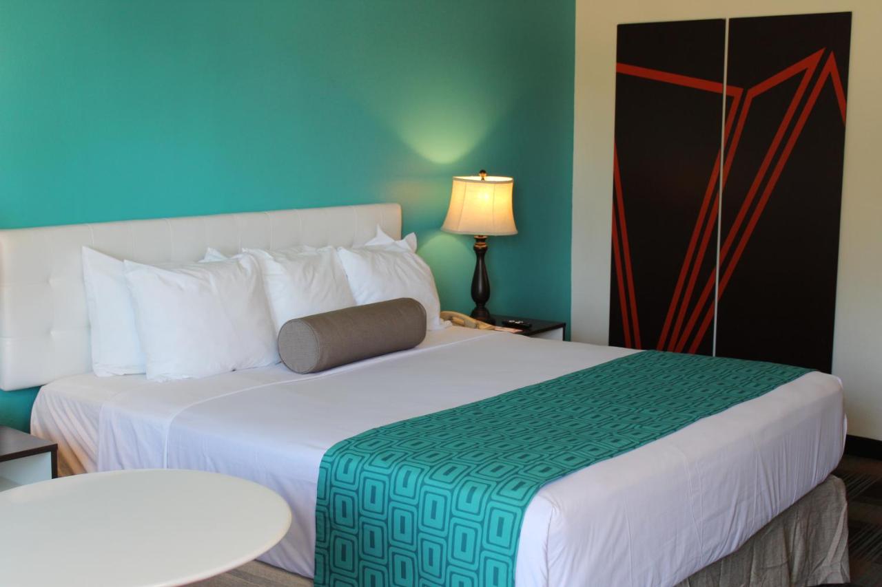 King Room at Howard Johnson by Wyndham San Diego Hotel Circle
