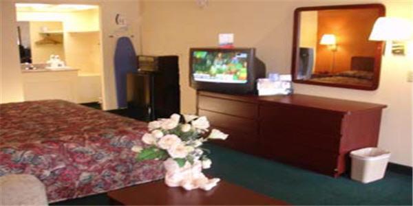 King Room - Non-Smoking at Knights Inn Tucker