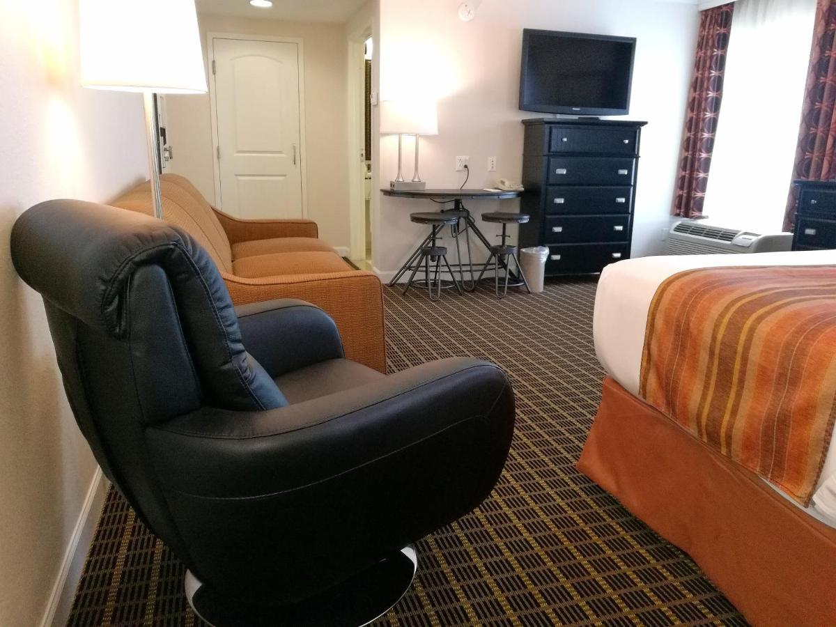 Superior King Room at The Wilshire Grand Hotel