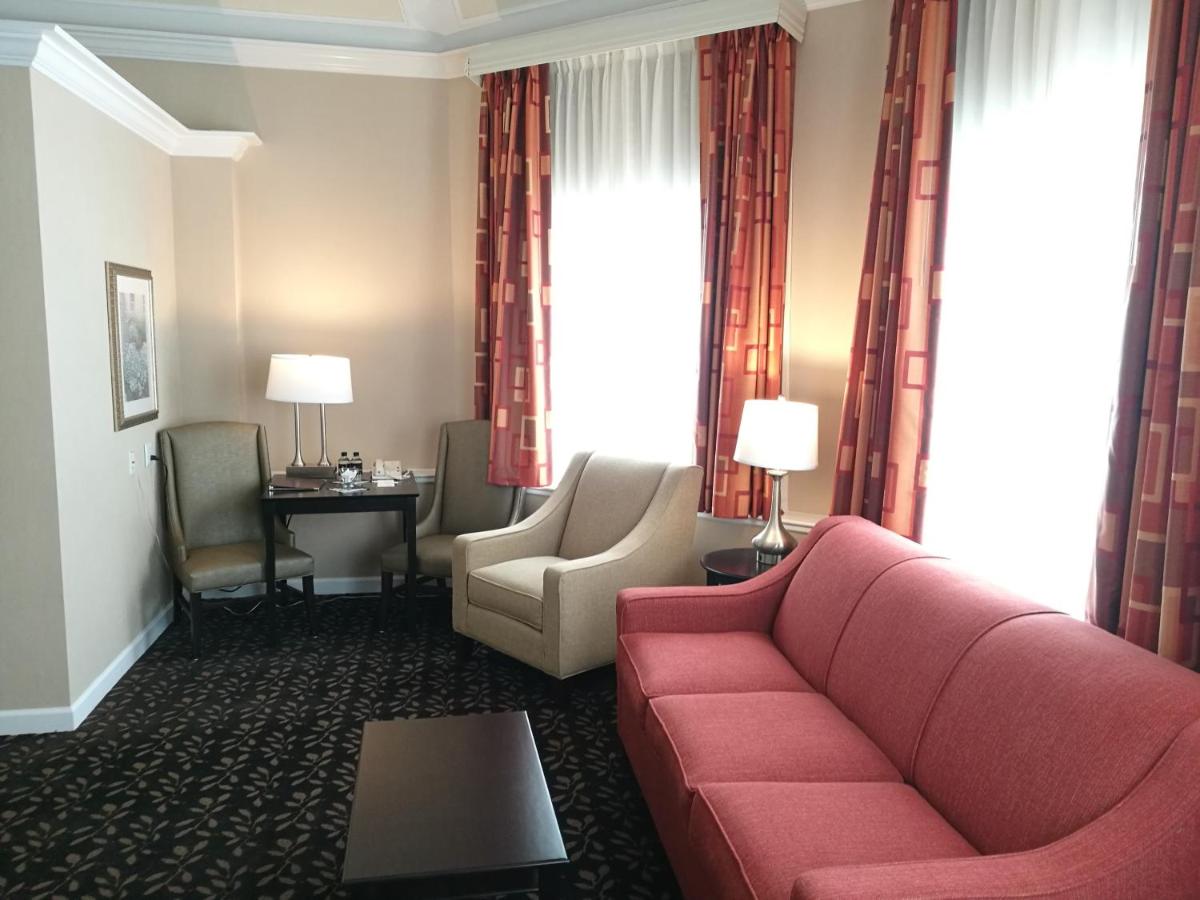 King Suite with Spa Bath at The Wilshire Grand Hotel