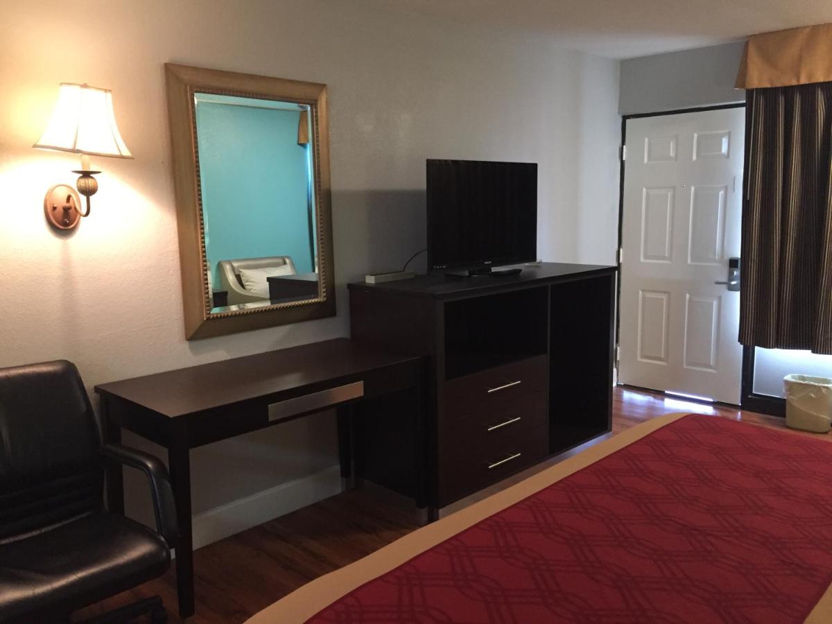 King Room - Smoking at Rodeway Inn Vicksburg