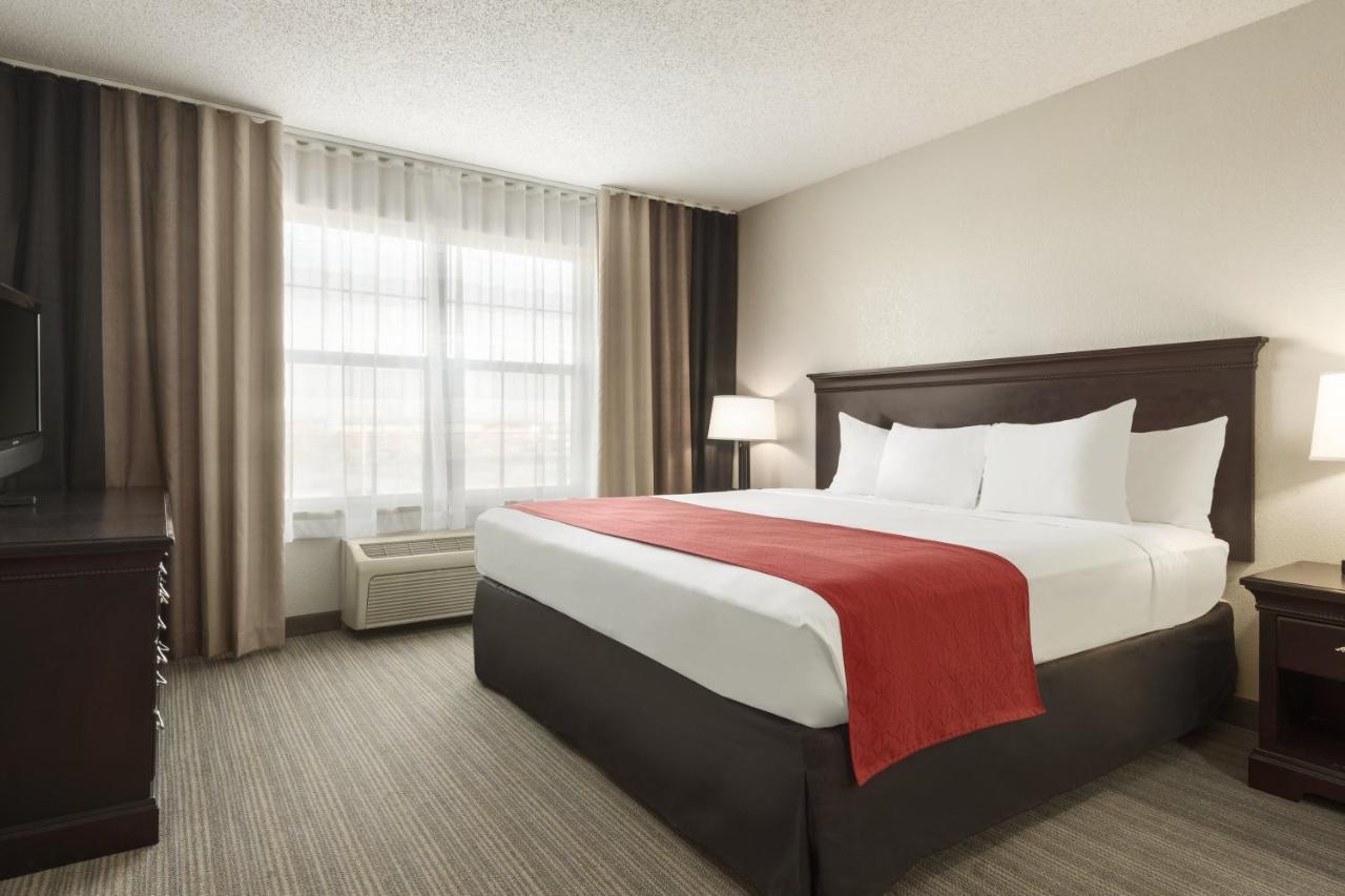 King Room at Country Inn & Suites by Radisson, Kansas City at Village West, KS