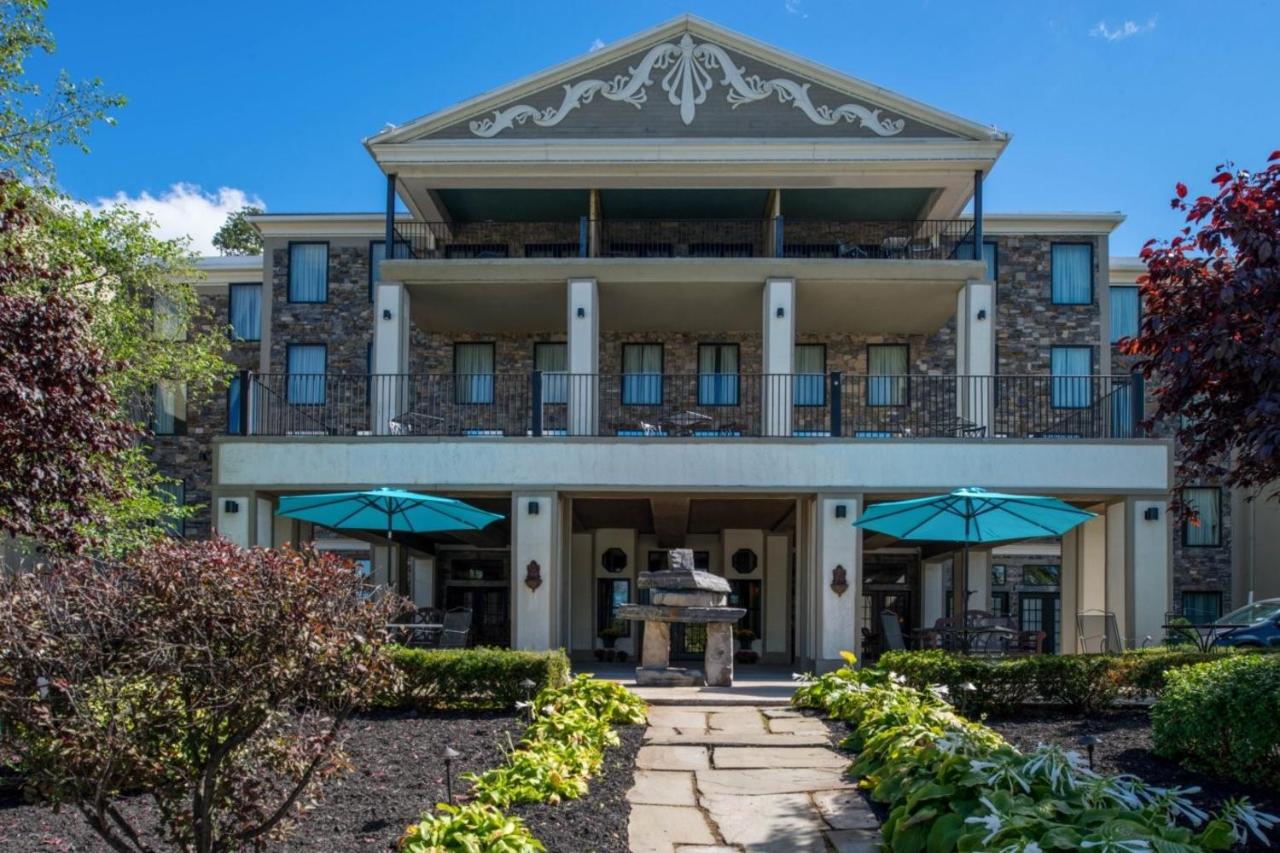 | Niagara Crossing Hotel and Spa