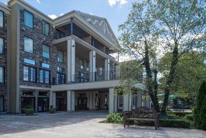 | Niagara Crossing Hotel and Spa