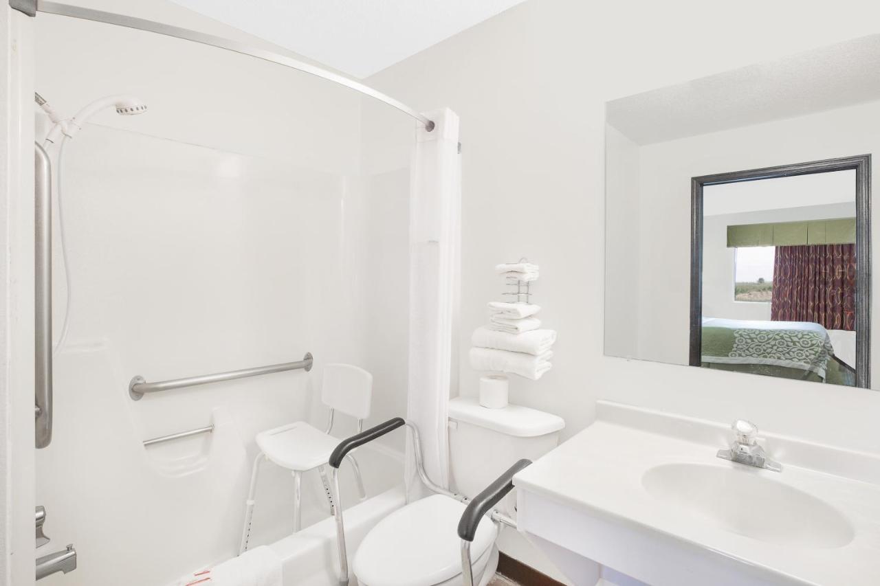 Queen Room - Disability Access/Non-Smoking at Days Inn by Wyndham York