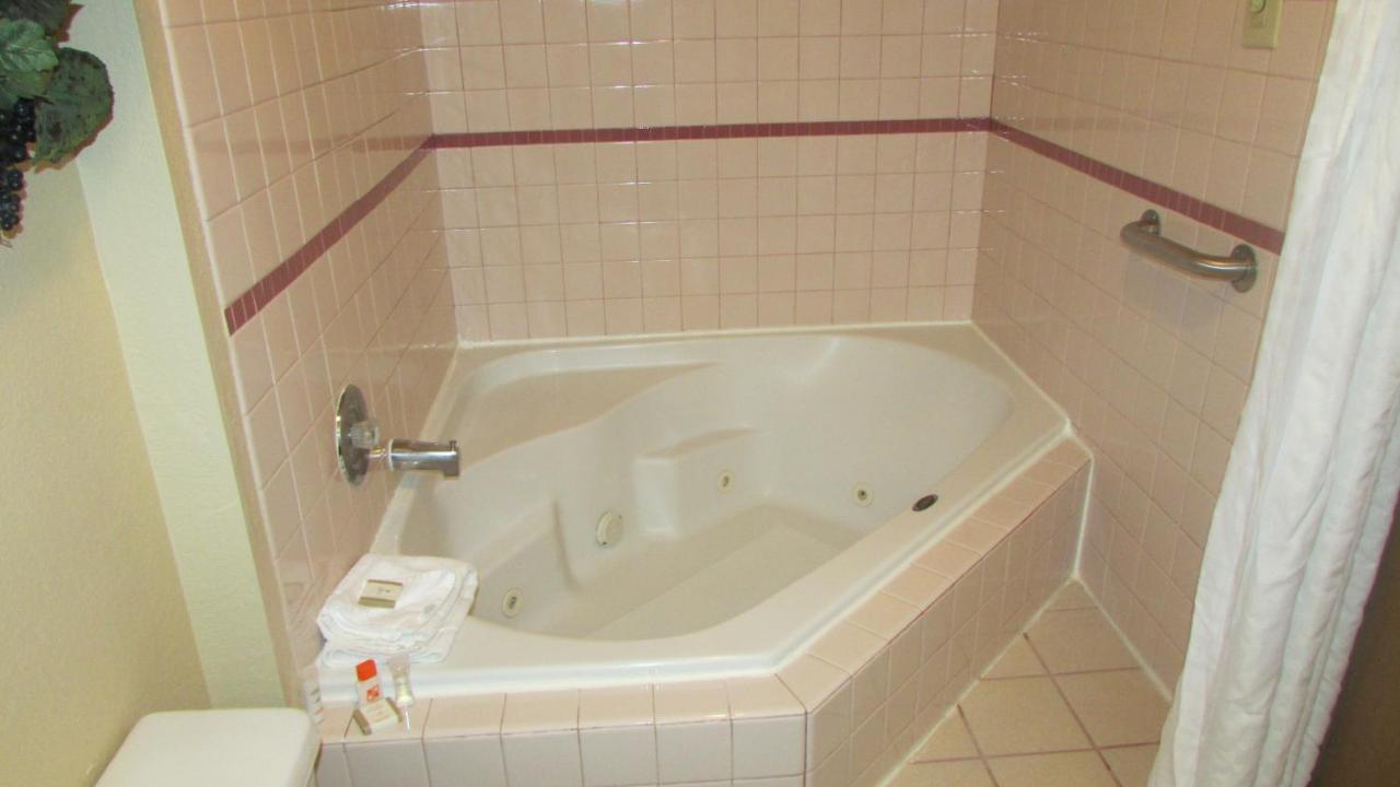 King Studio Suite - Non-Smoking at Howard Johnson by Wyndham Leavenworth