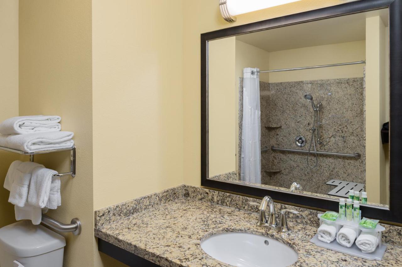 | Holiday Inn Express Redwood National Park, an IHG Hotel