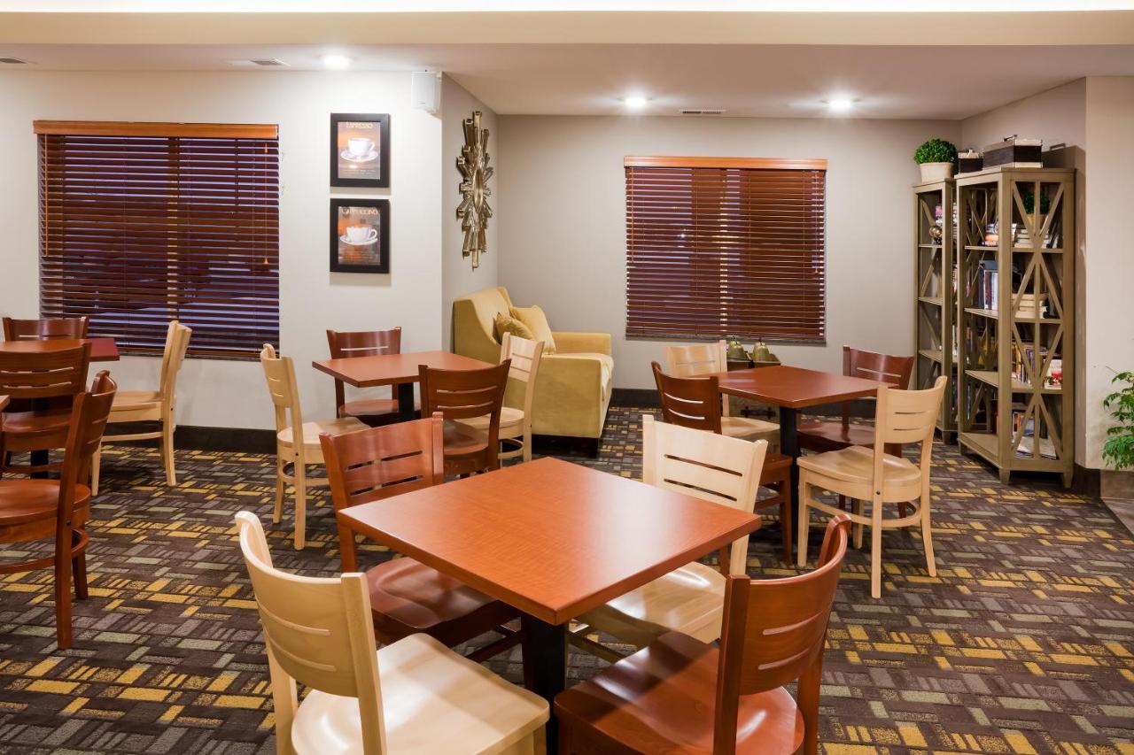 | AmericInn by Wyndham DeWitt