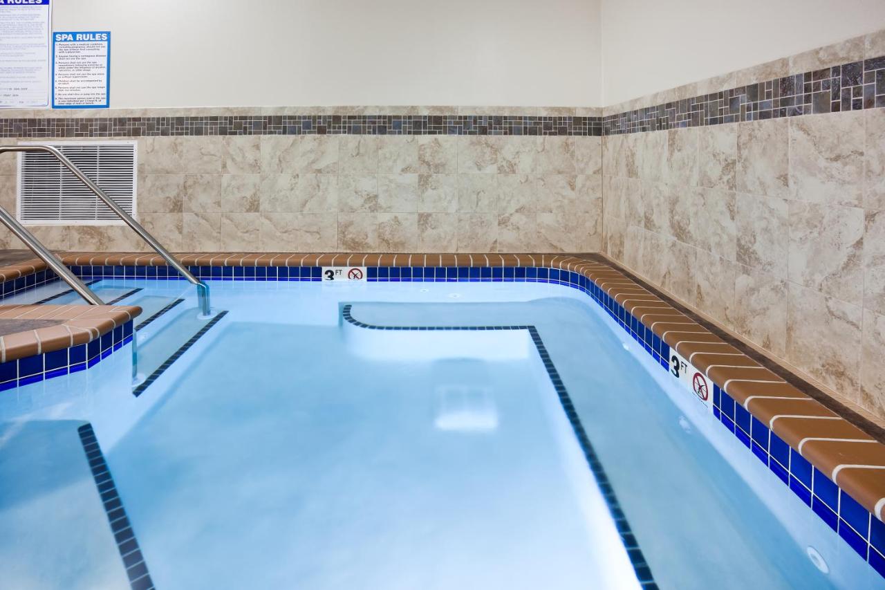 | AmericInn by Wyndham DeWitt