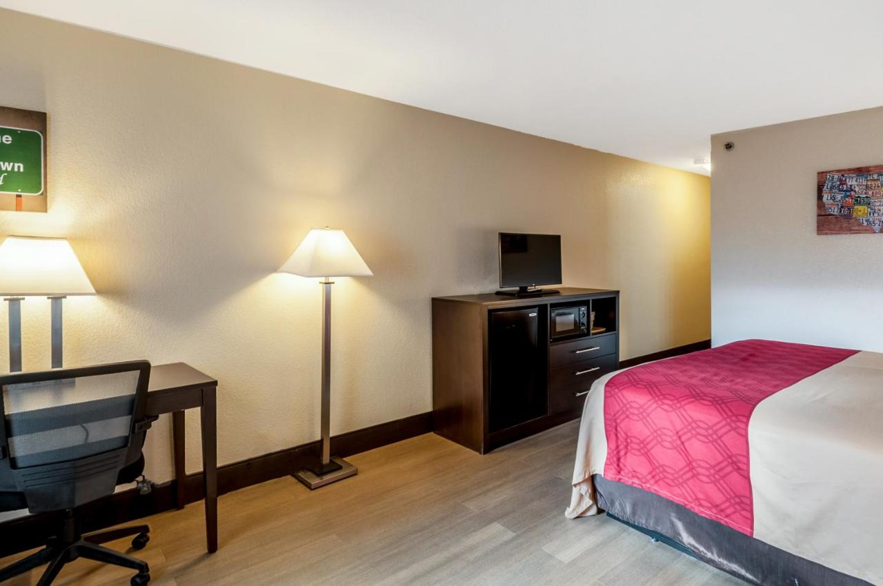 King Room - Non-Smoking at Econo Lodge Hagerstown