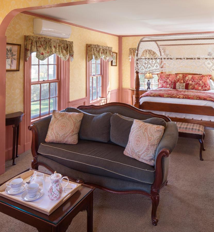 | Captain's House Inn
