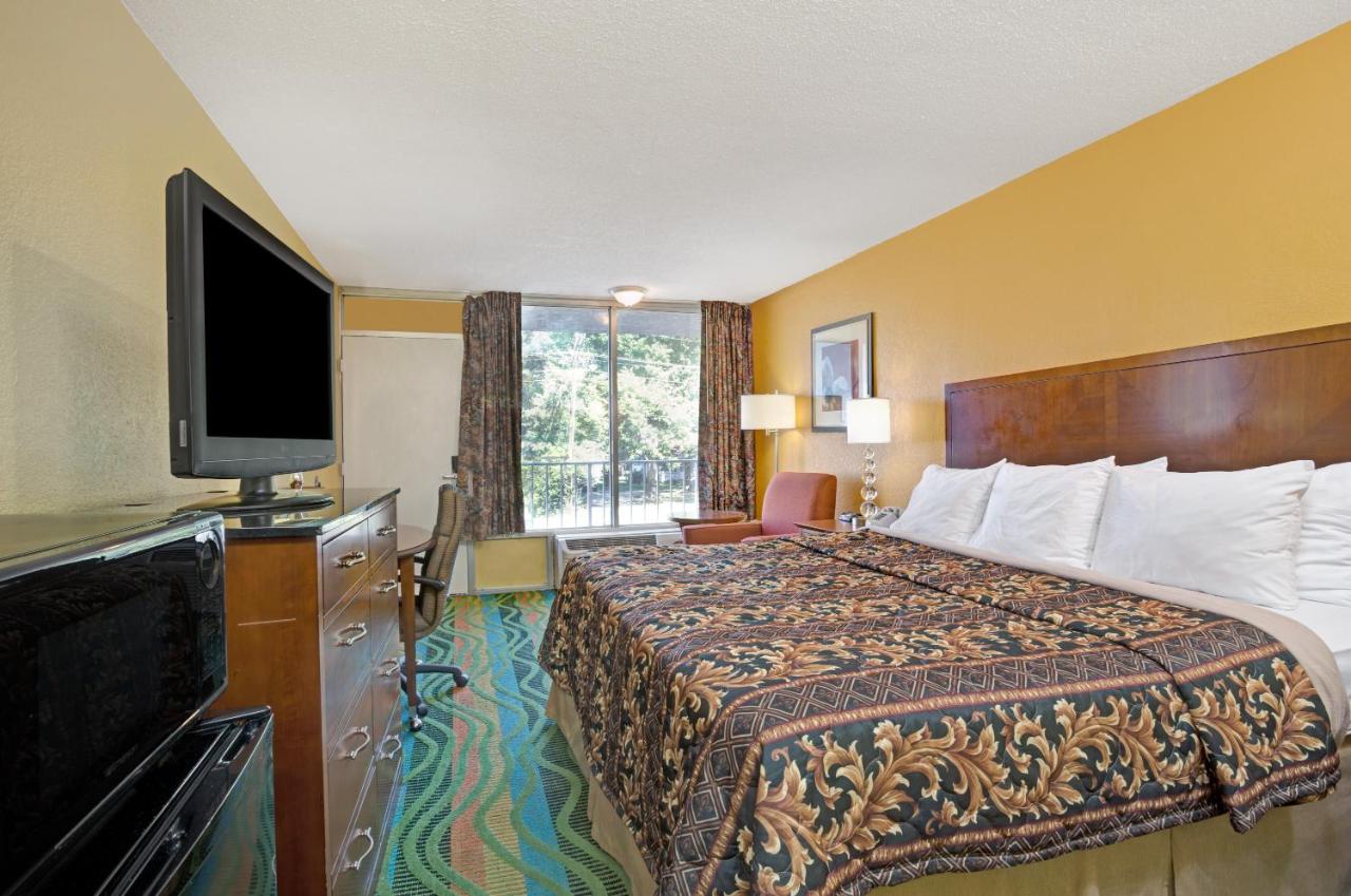 King Room - Disability Access/Non-Smoking at Days Inn by Wyndham Norfolk Military Circle