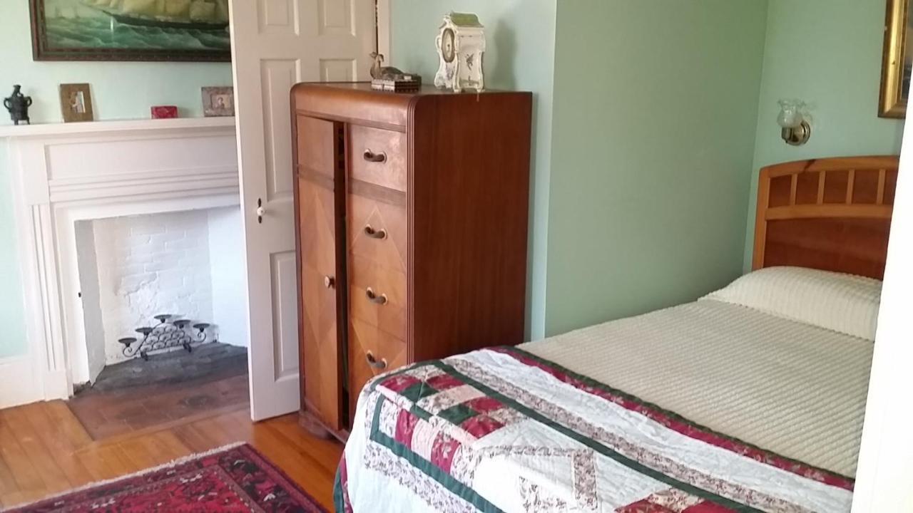 | Burbank Rose Inn Bed & Breakfast