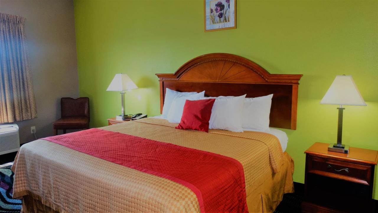 | Oak Tree Inn & Suites
