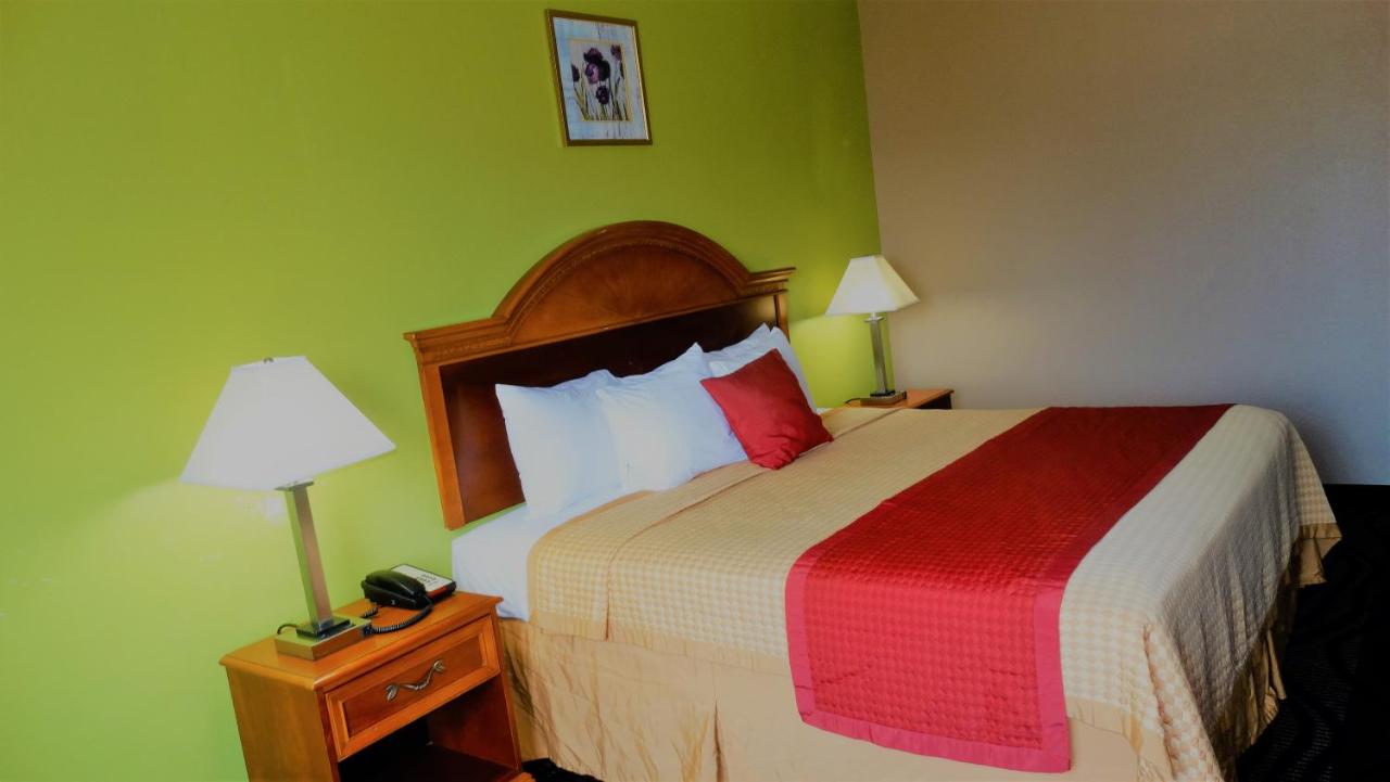| Oak Tree Inn & Suites