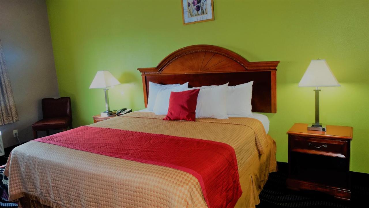 | Oak Tree Inn & Suites