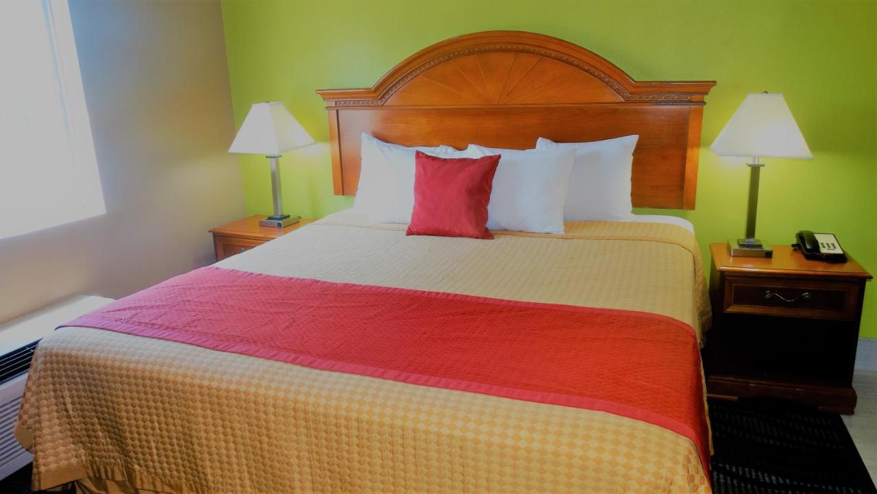 | Oak Tree Inn & Suites