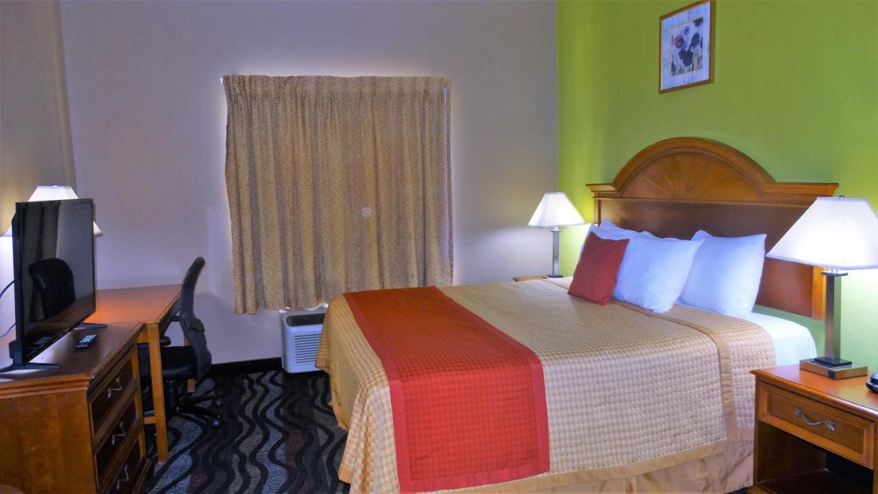 | Oak Tree Inn & Suites