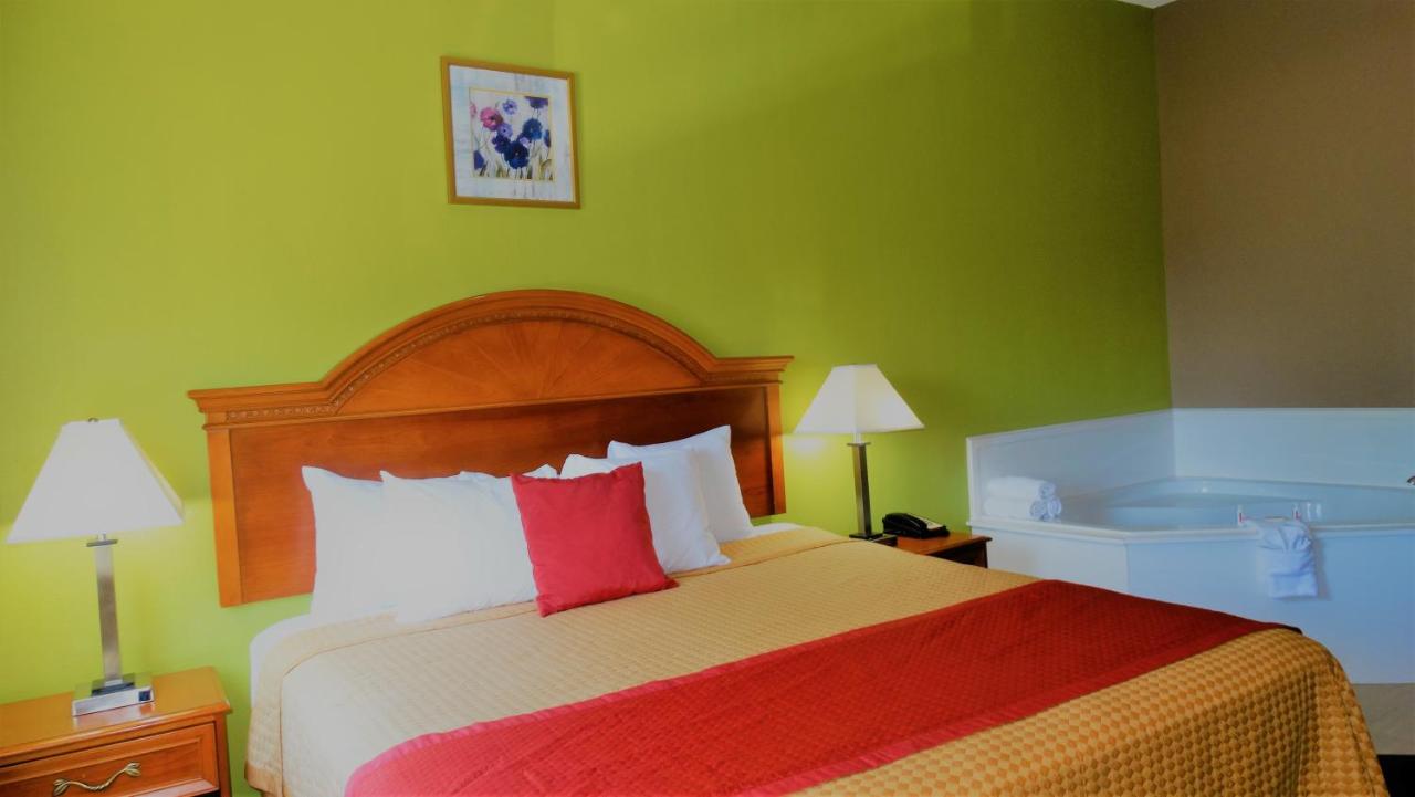 | Oak Tree Inn & Suites