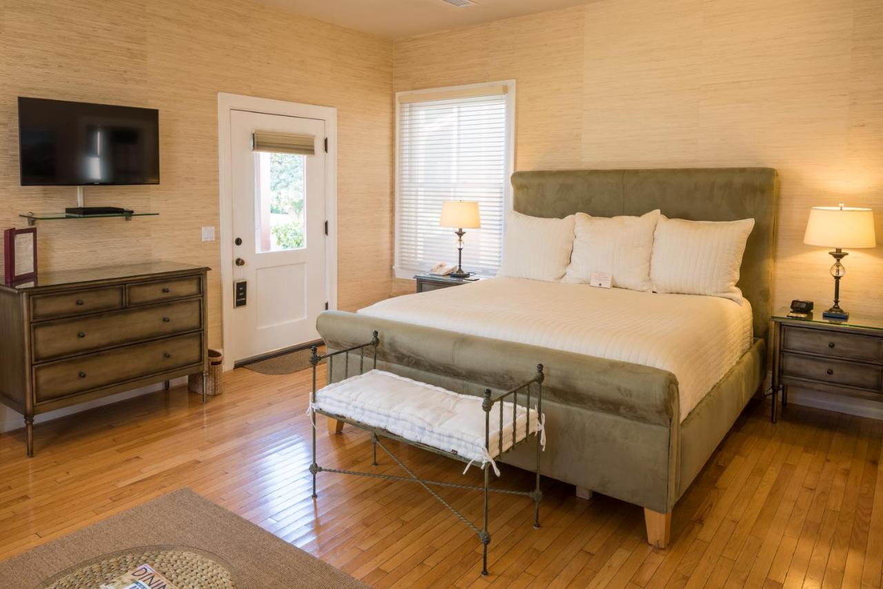 Deluxe King Studio with Kitchen - 116A at Harbor House Inn