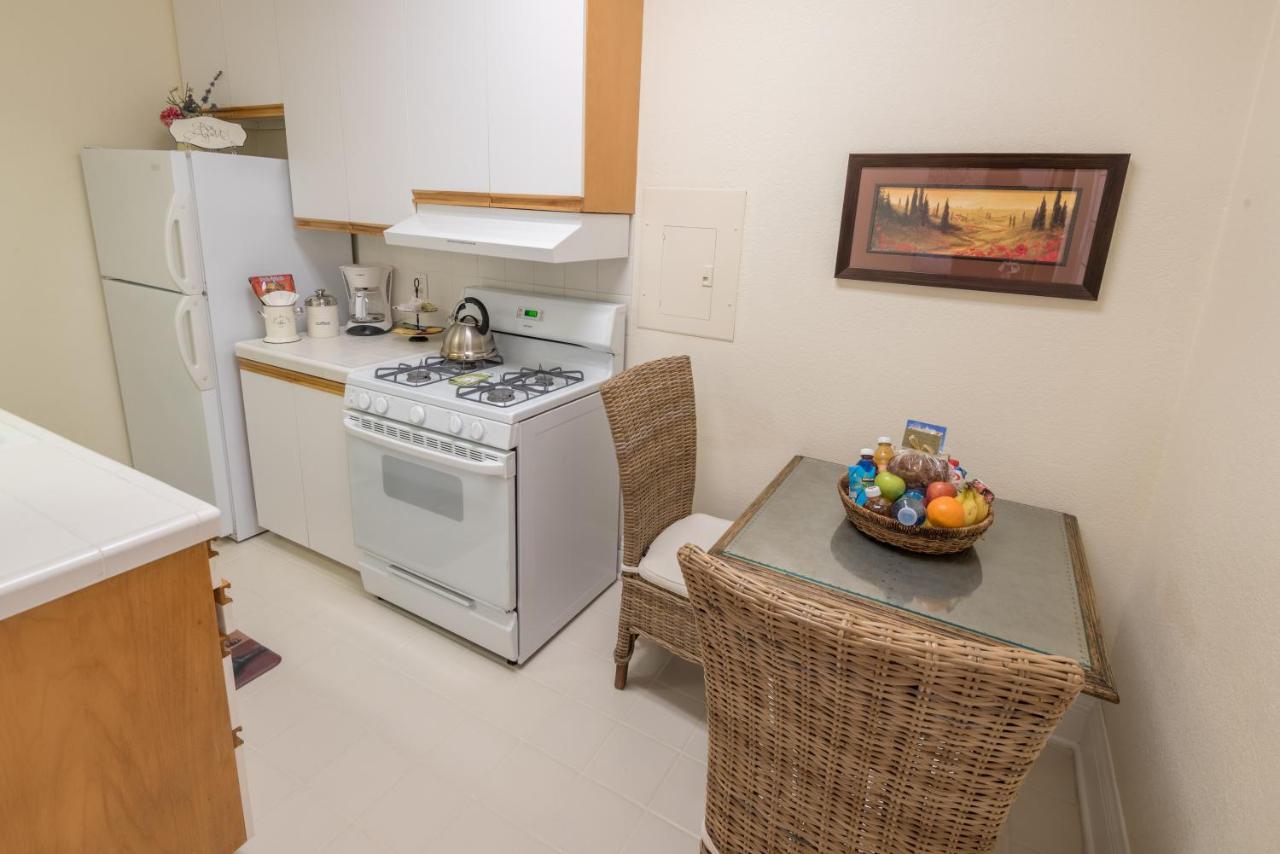 Deluxe King Studio with Fireplace and Kitchen - 116C at Harbor House Inn