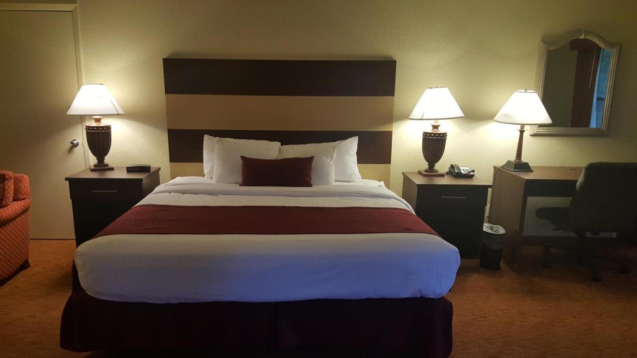 Junior King Suite with Pool View - Non-Smoking at Best Western Pine Springs Inn