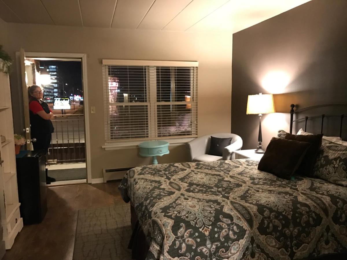 | Gateway Inn