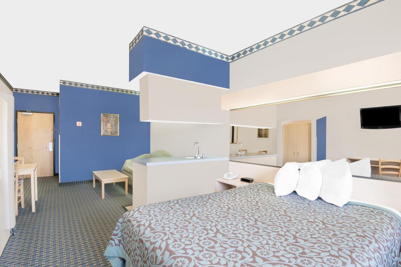 Queen Studio Suite, Smoking at Days Inn & Suites by Wyndham Hutchinson