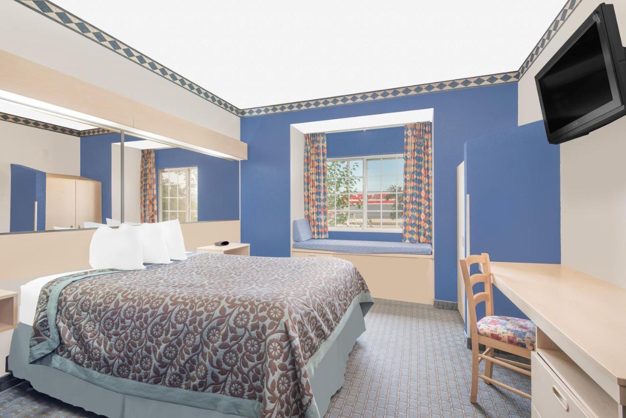 Queen Room - Smoking at Days Inn & Suites by Wyndham Hutchinson