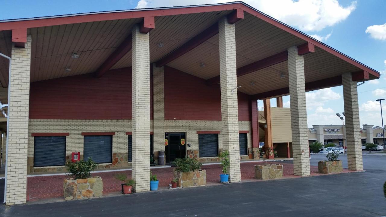 | Super 8 by Wyndham Waco/Mall area TX