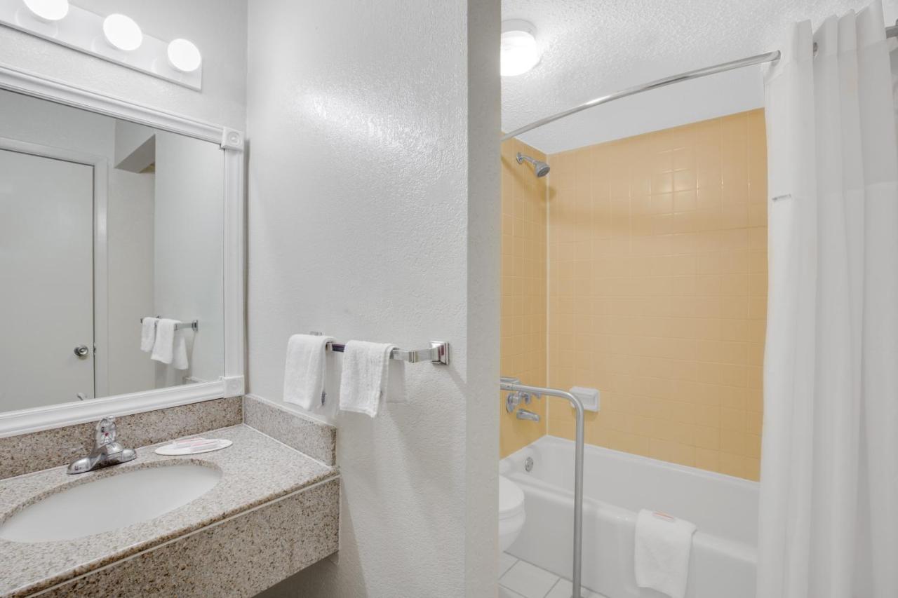 | Days Inn by Wyndham Asheville West