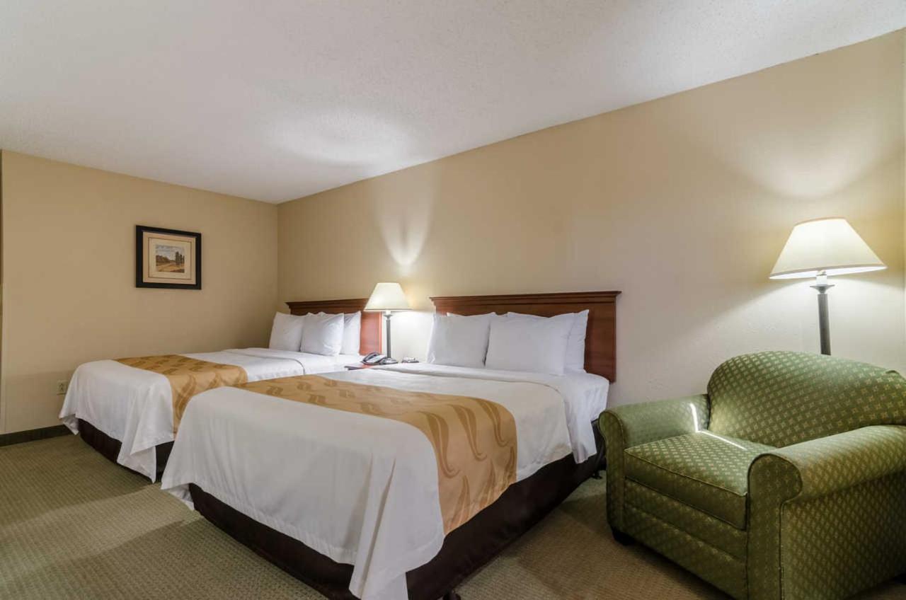 Queen Room with 2 Queen Beds - Smoking at Quality Inn Harrison North