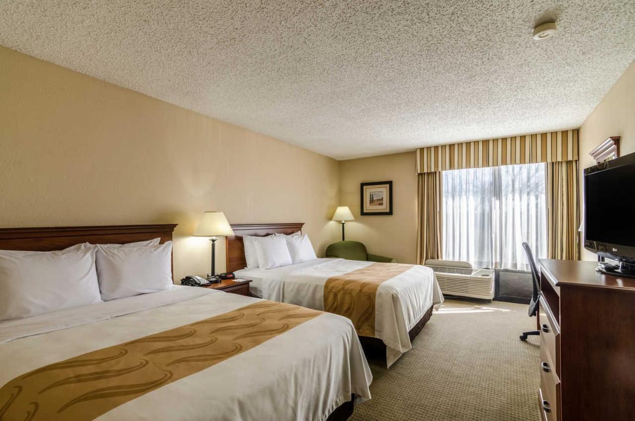 Queen Room with 2 Queen Beds - Smoking at Quality Inn Harrison North