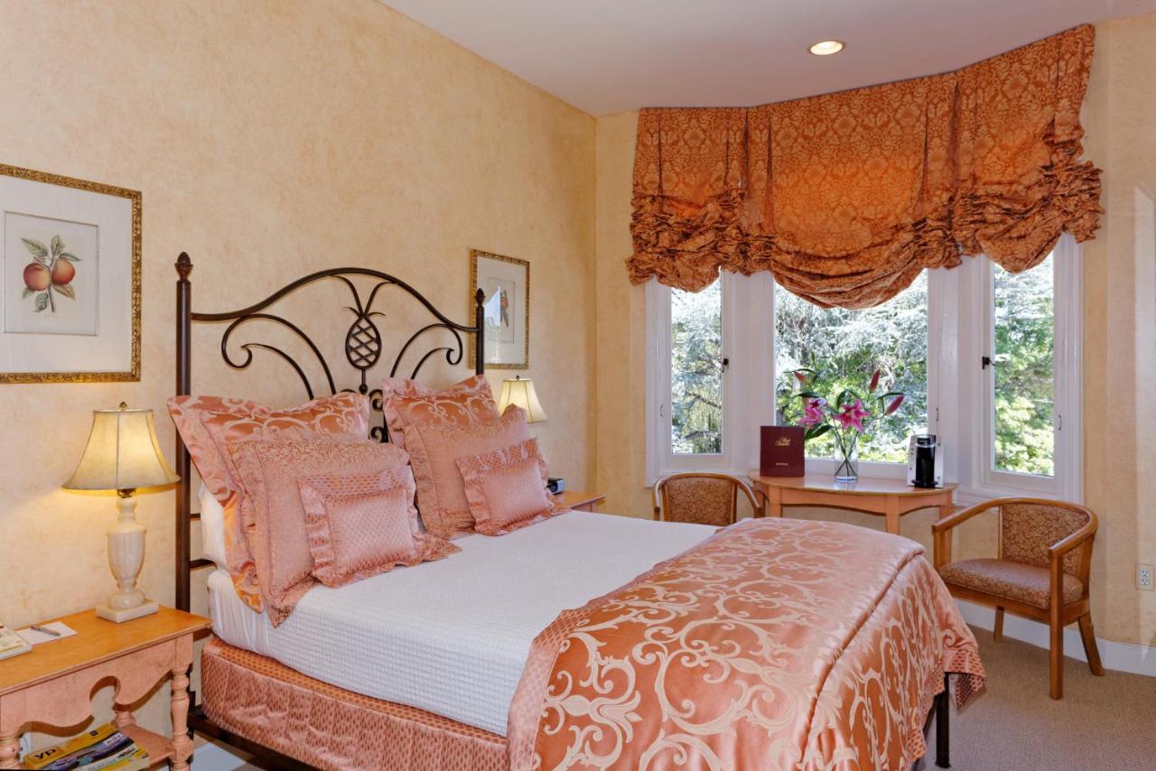 Deluxe King Room at Hotel Sausalito