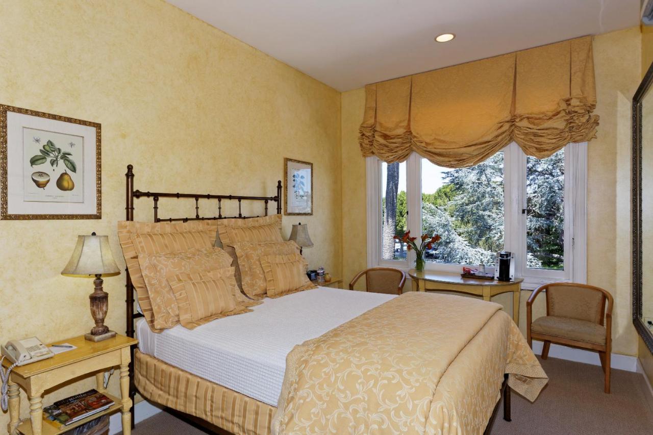 Deluxe King Room at Hotel Sausalito