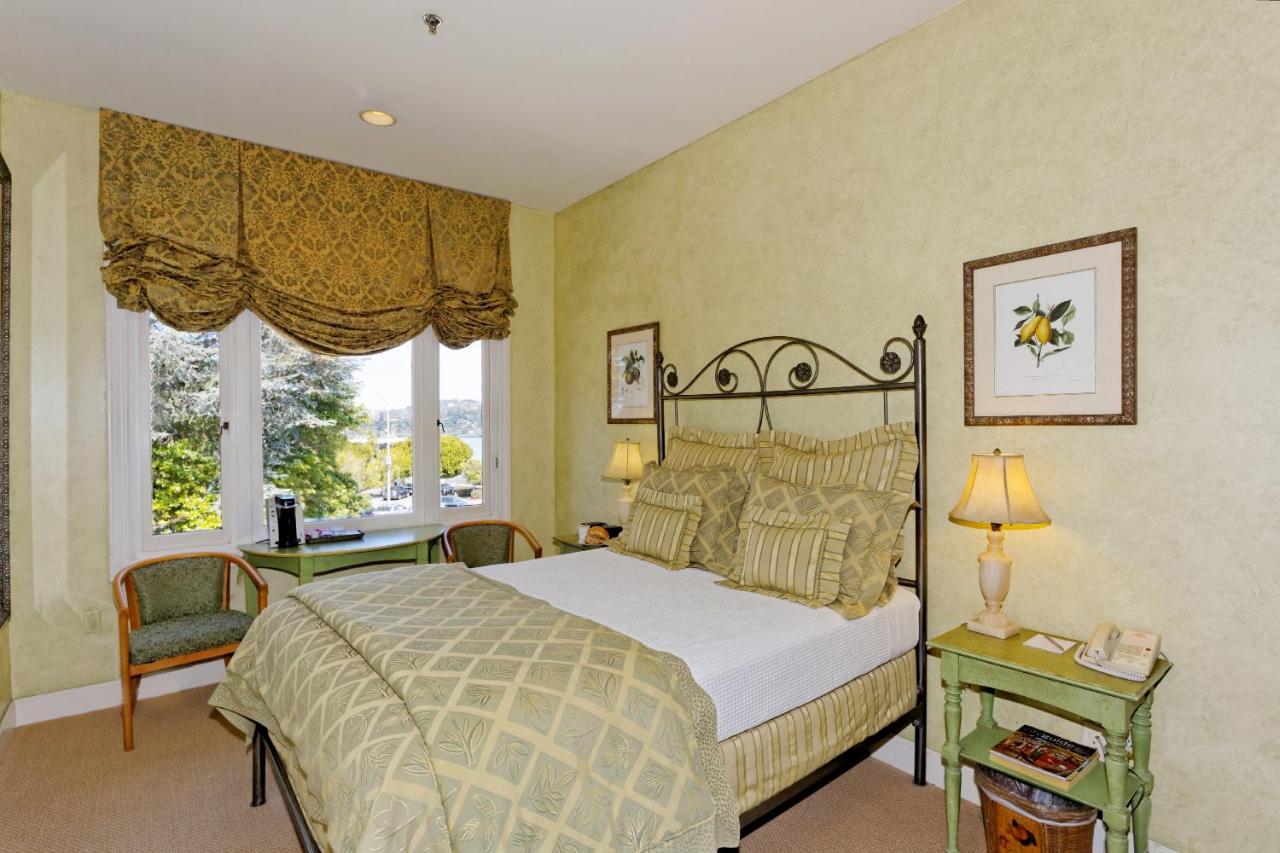 Deluxe King Room at Hotel Sausalito