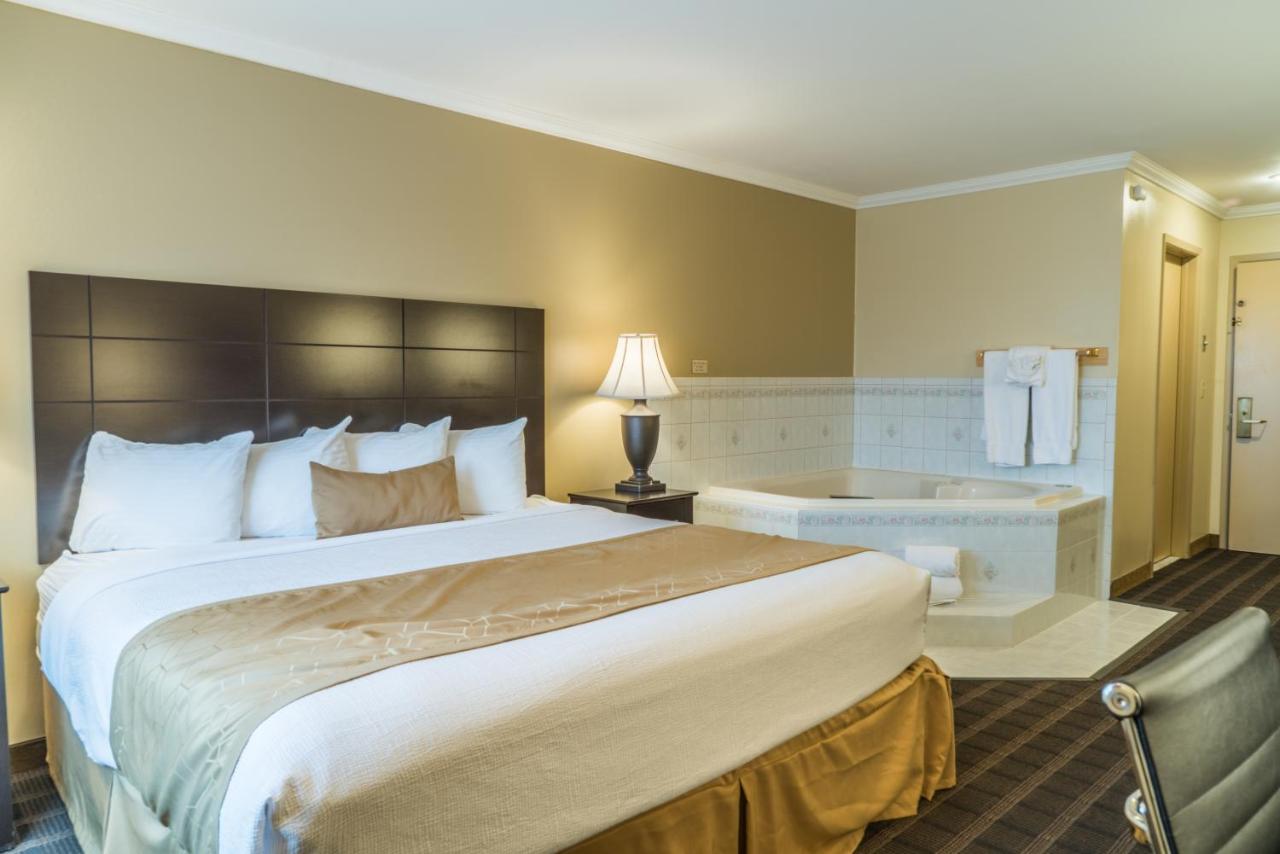 King Room with Hot Tub - Non-Smoking at Best Western Inn & Suites