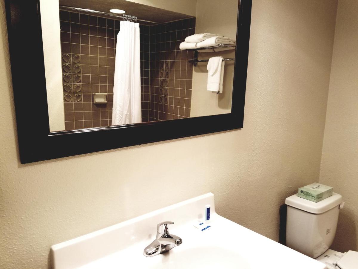 King Room - Non-Smoking at Rodeway Inn & Suites Portland - Jantzen Beach